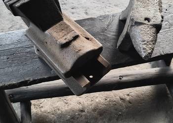 Zabytkowe imadło i kowadło