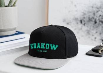 Czapka typu snapback KRAKÓW Since 1257 – Zielony napis Polska pamiątka