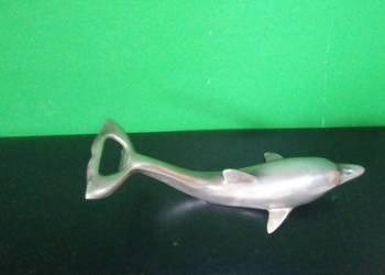Otwieracz do napojów delfin.