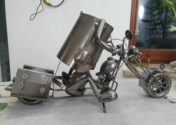 Metalowy stojak na wino