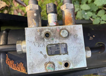 Manitou 1335 - kostka siłownika łapy zawór równoważący 295253 R930007039