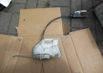 ZAMEK LEWY PRZÓD DRZWI SUZUKI SWIFT V 82202-68LA0