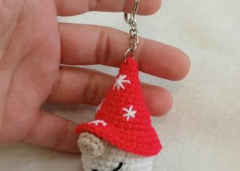 Gnom wykonany na szydełku brelok zawieszka