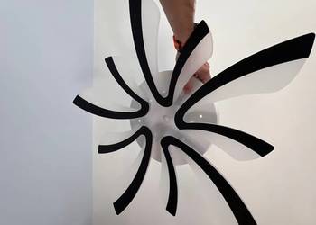 Lampa z pilotem biała z czarnymi pasami, swiatlo z mozliwoscia sciemniania
