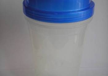 Plastikowy kubek z przykrywką z ustnikiem