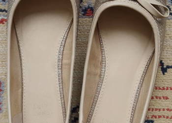 nieużywane czółenka  w złotawym   kolorze