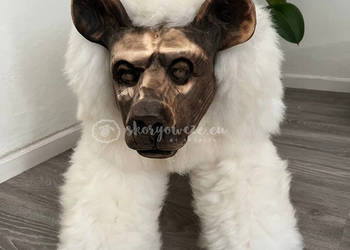 Drewniane krzesło ręcznie robione ze skórą owczą