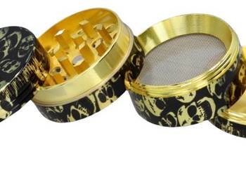 Metalowy Młynek do Tytoniu Suszu CBD Czarny ze Złotymi Czaszkami