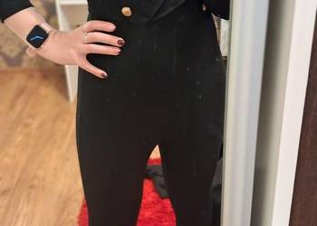 Elegancki Czarny Kombinezon Damski ze Złotymi Guzikami