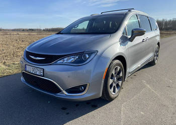 Chrysler Pacifica Hybryda Plug-In/Bogata wersja/Biały środek/Ekrany w zagł…
