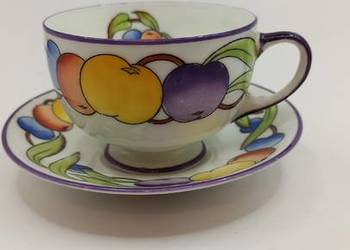Filiżanka ze spodkiem mała owocowe zdobienie
