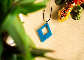 Niebieski wisiorek romb świecący w ciemności i UV 3,8 cm han