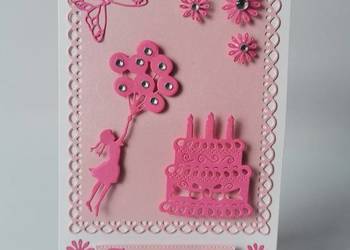 ZAPROSZENIA NA URODZINY TORT – DZIEWCZYNKA Z BALONAMI B6 CIEMNY RÓŻ – BIEL