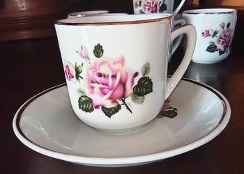 Filiżanka z różami, z białej porcelany,  sygnatura Foregin