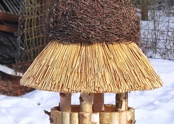 Karmnik dla ptaków kryty trzciną