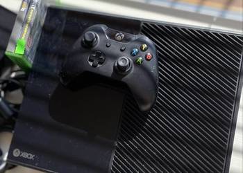 Xbox One 500 GB + Pad + 2 Gry (FIFA 18, CoD)