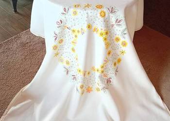 Piękny lniany obrus z haftem kwiatowym wykonanym ręcznie