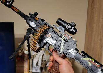 Karabin na baterie z laserem