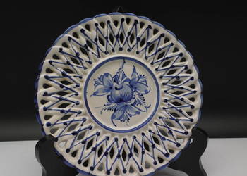 Zabytkowy portugalski talerz ceramiczny z perforowanymi elementami