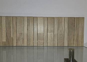 Solidny wieszak ścienny typu pianino