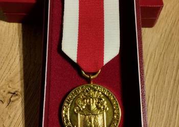 Medal Złoty Za Zasługi Dla Obronności Kraju RP