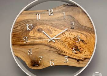 Nowoczesny zegar ścienny w obręczy z drewna