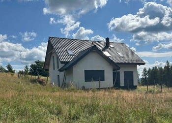 Dom w trakcie budowy w malowniczej okolicy.