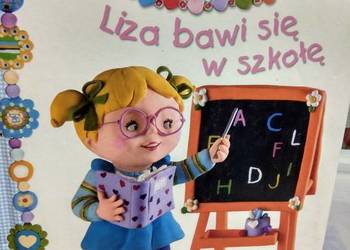 Liza bawi się w szkołę