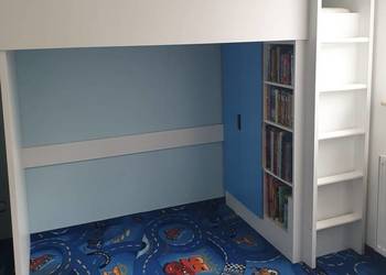 Łóżko piętrowe z szafką i materacem