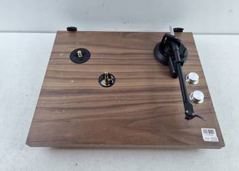 Gramofon Argon Audio ARGTTWA włącza się.