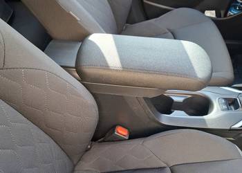 Toyota corolla cross Podłokietnik wysuwany.