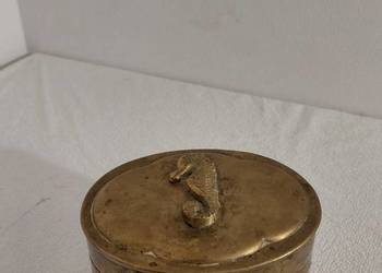 szkatułka mosiężna z konikiem morskim