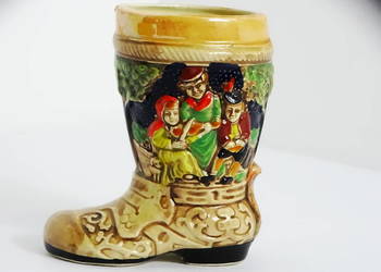 Figurka ceramiczna – scena ludowa w formie buta, 13 × 11 cm