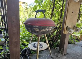 Używany grill ogrodowy z stojakiem na kilka rowerów wraz z metalową konstru