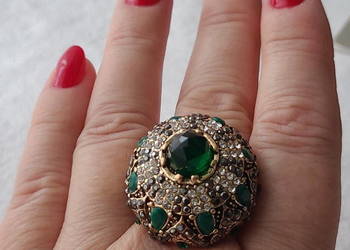 Pierścień okrągły szmaragdowy w kolorze złota antycznego