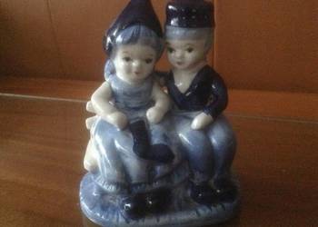 Stara figurka porcelanowa ręcznie malowana "Para na ławce"