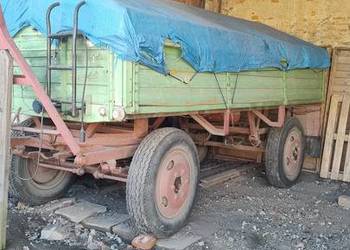 Przyczepa z drewnianymi burtami na wysokich kołach