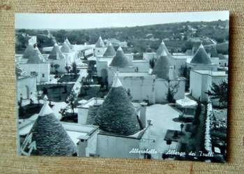 WIDOK NA HOTEL TRULLI W ALBEROBELLO NAD MORZEM ADRIATYCKIM