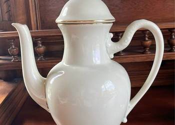 Dzbanek do kawy. Z aniołkiem - zamiast uchwytu sterczynki przy pokrywce.  B Dzbanek do kawy. Z aniołkiem - zamiast uchwytu sterczynki przy pokrywce.  B