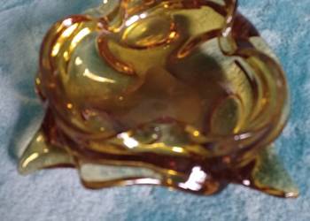 Stara szklana duża i ciężka  popielniczka miodowa Stara szklana duża i ciężka  popielniczka miodowa