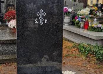 Mały urnowy,nowoczesny nagrobek urnowy z granitu impala 60x60cm nr.2061