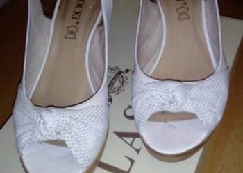 Sandałki damskie na koturnie