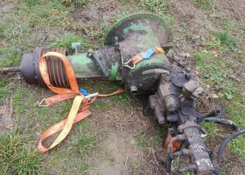 Przekładnia kątowa że sprzęgłem sieczkarni John Deere 6810