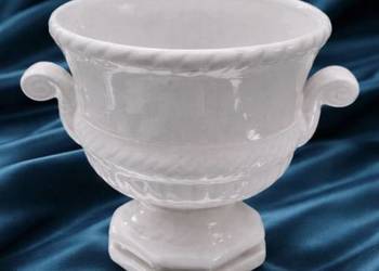 Osłonka na doniczkę, nawiązująca formą do ogrodowej donicy w stylu pałacowy