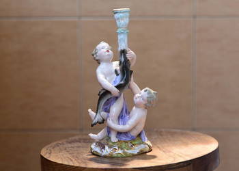 Meissen Porcelanowa Figurka z Dwoma Cherubami i Ryba jako Swiecznik 25.5 cm