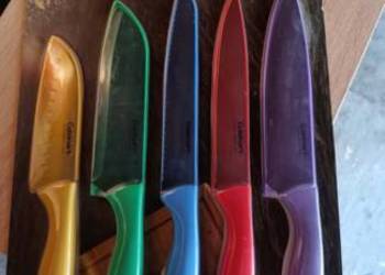 Zestaw nowych noży kuchennych