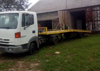 Auto laweta. Transport maszyn. Pomoc drogowa Holownik