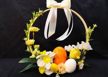 Stroik wielkanocny stojący na kole