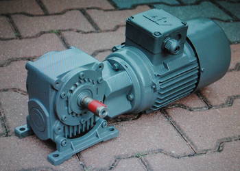 Motoreduktor kątowy 0.37kw 191obr z hamulcem LENZE