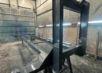 Platforma Hakowiec z Twistlockami do transportu 20' kontenera morskiego